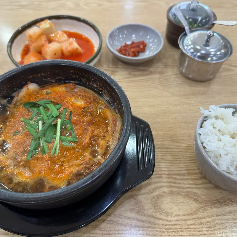 콩나물국밥과 깍두기의 환상적인 조합