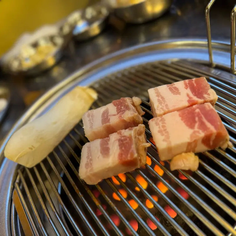 불판위의 삼겹살