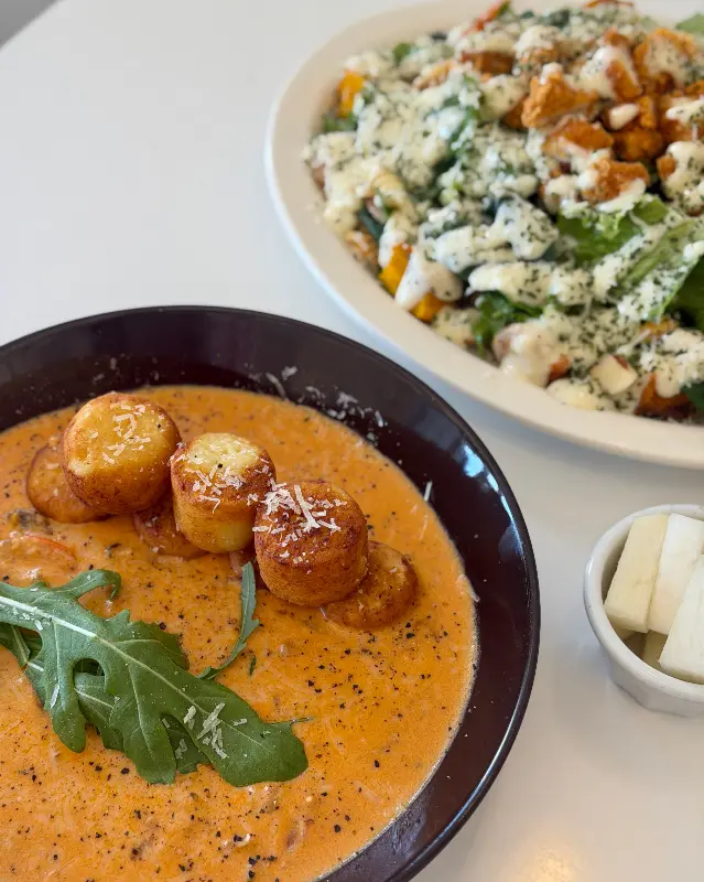 푸짐한 샐러드가 올려진 인트로피자