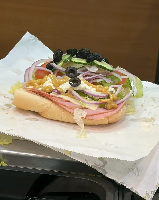 다양한 소스와 야채가 어우러진 샌드위치