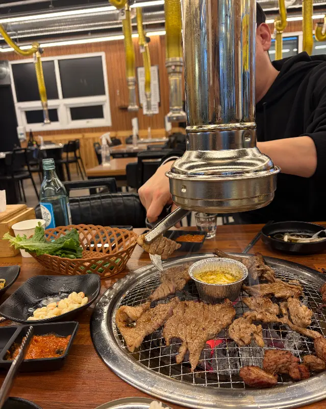 잘 구워진 갈비를 쌈에 싸서 한 입!