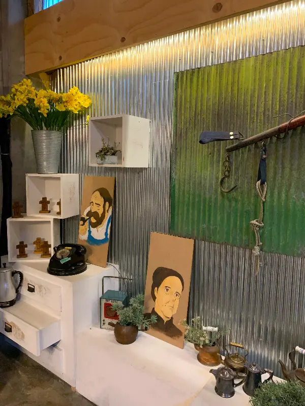 카페 내부 벽면을 장식한 빈티지 소품과 그림들