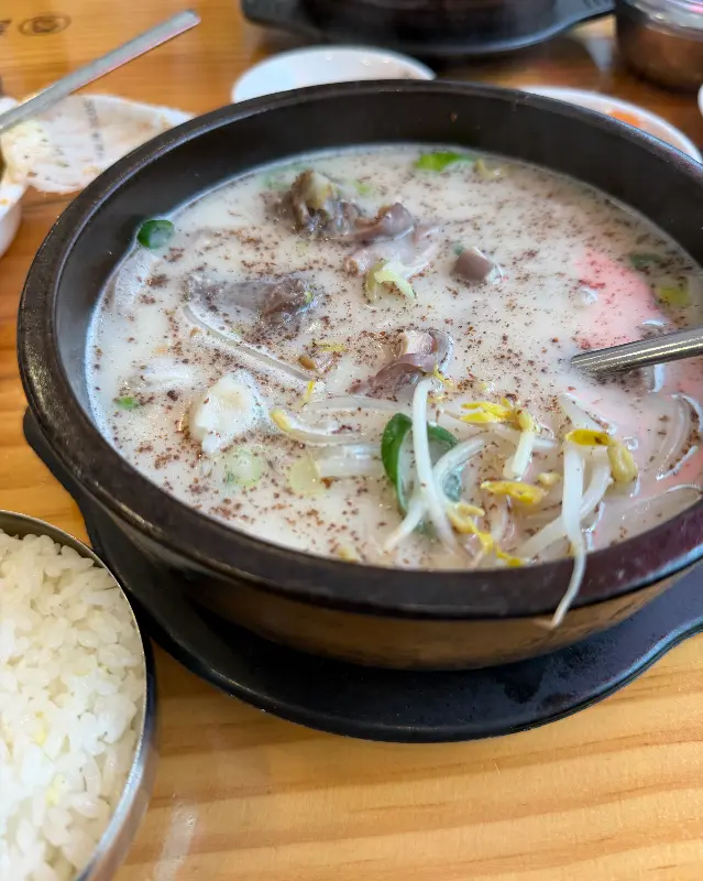 뽀얀 국물이 인상적인 순대국