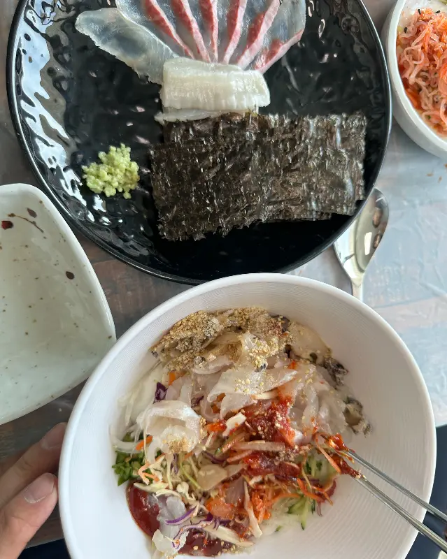 신선한 회와 해산물