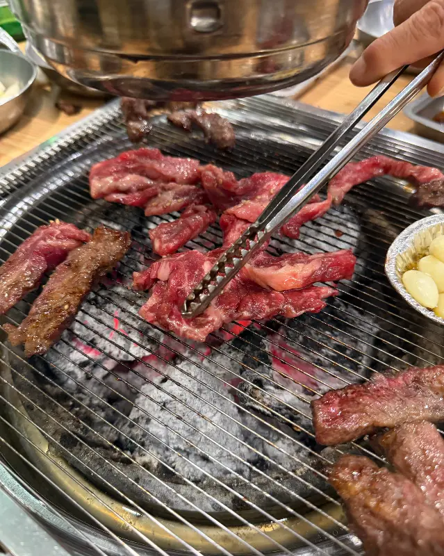 잘 익은 소갈비살을 집는 젓가락