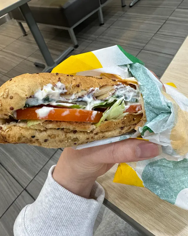 손에 들려있는 샌드위치