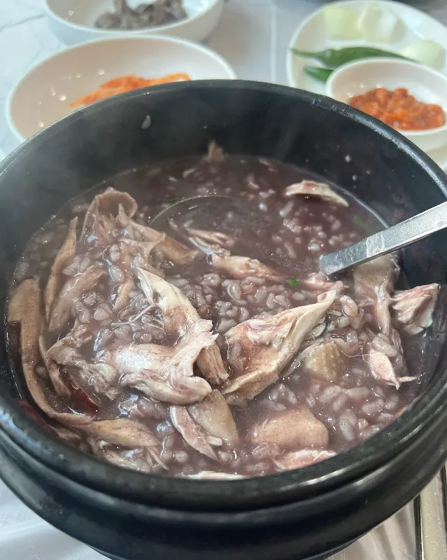 흑미 삼계탕 안의 부드러운 닭고기