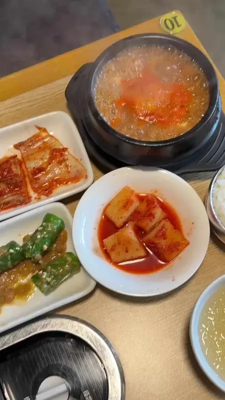 한 상 가득 차려진 '명가등심'의 음식들