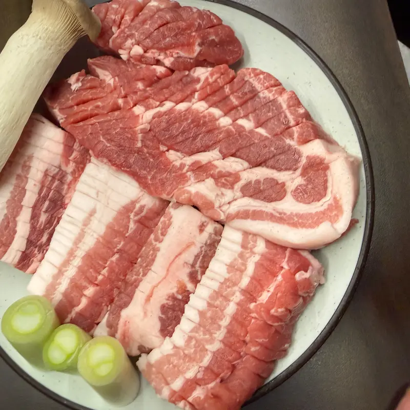 삼겹살과 목살 한 상 차림