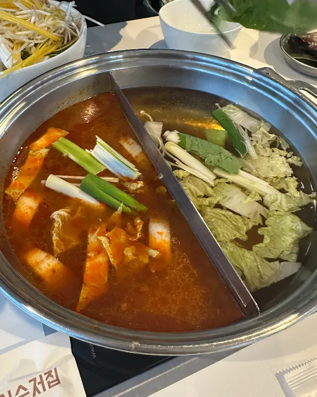 냄비에 담긴 멸치 육수와 얼큰마늘 육수의 모습