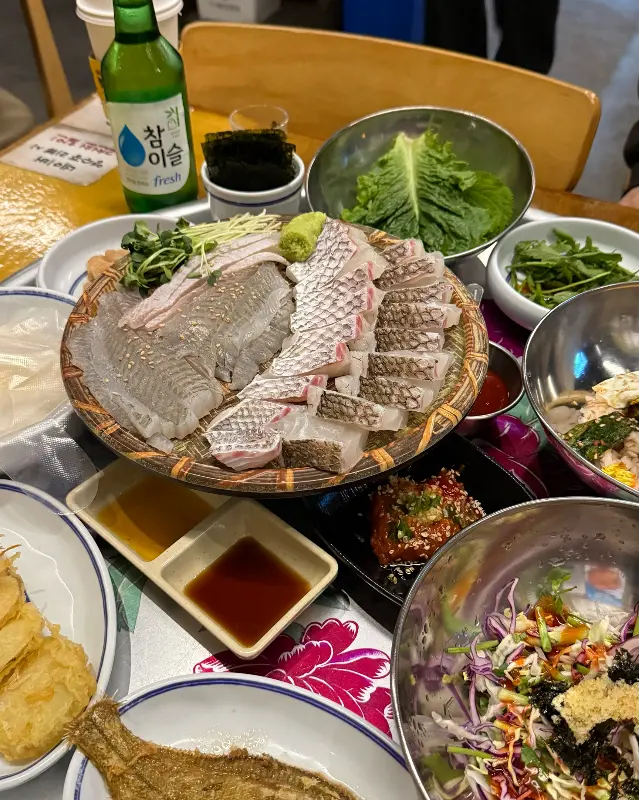 싱싱한 숙성회와 곁들임 채소