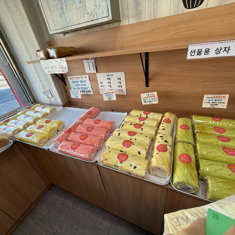 다양한 롤케이크 진열 모습