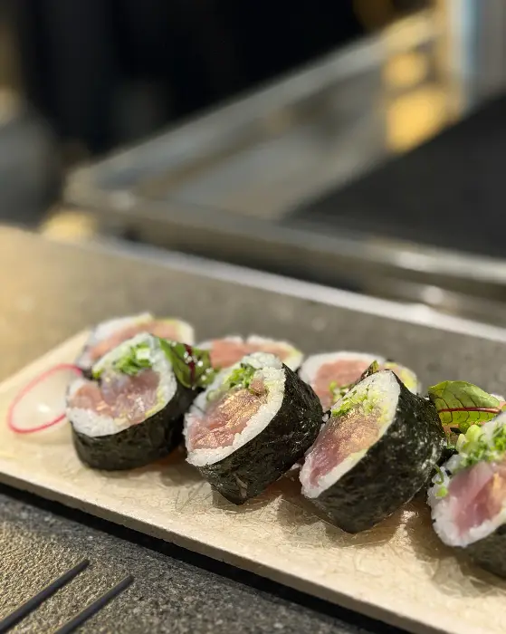 바삭한 튀김옷과 부드러운 속재료가 조화로운 쉬타케 에비 아게다시