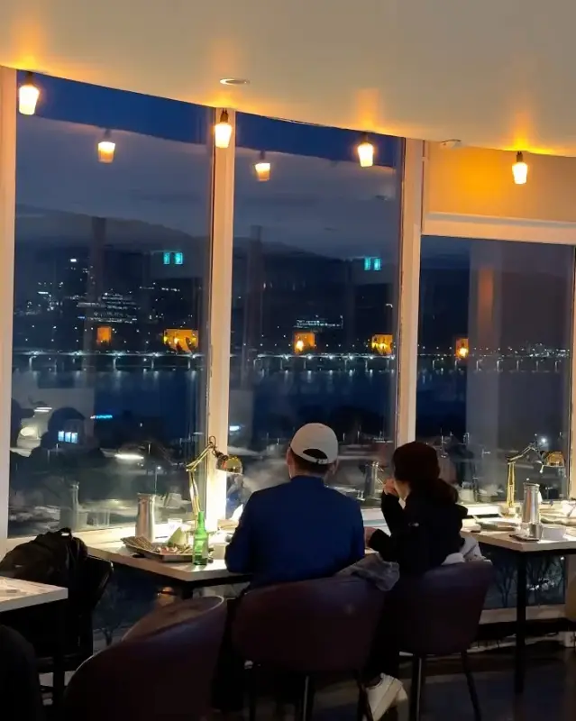 탁 트인 통창으로 보이는 한강 뷰