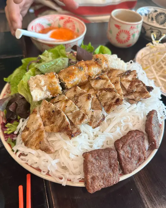 푸짐한 고기와 쌀국수가 담긴 분짜