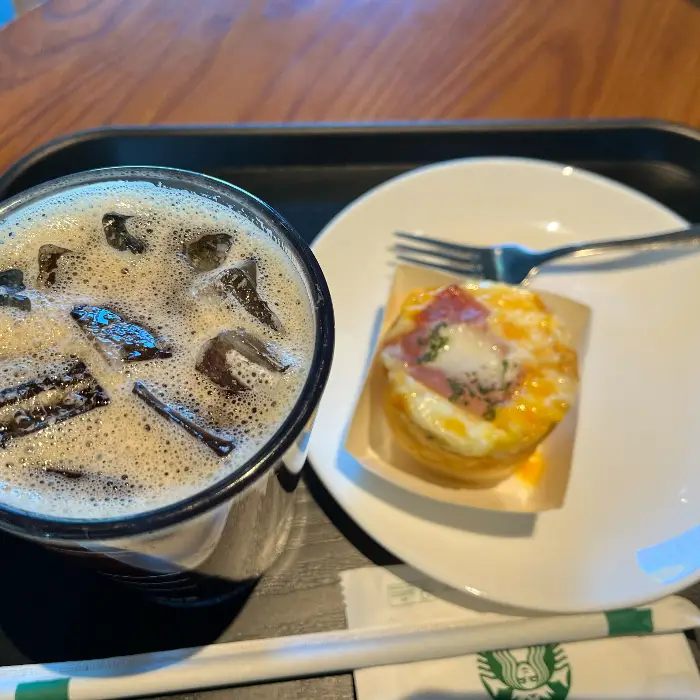 스타벅스 진열된 디저트와 커피