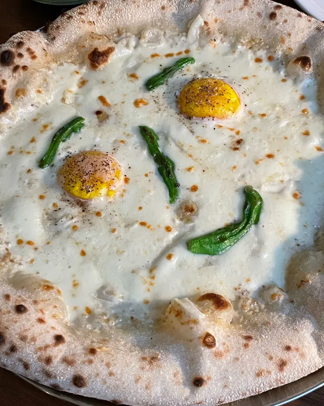 토핑이 신선한 피자