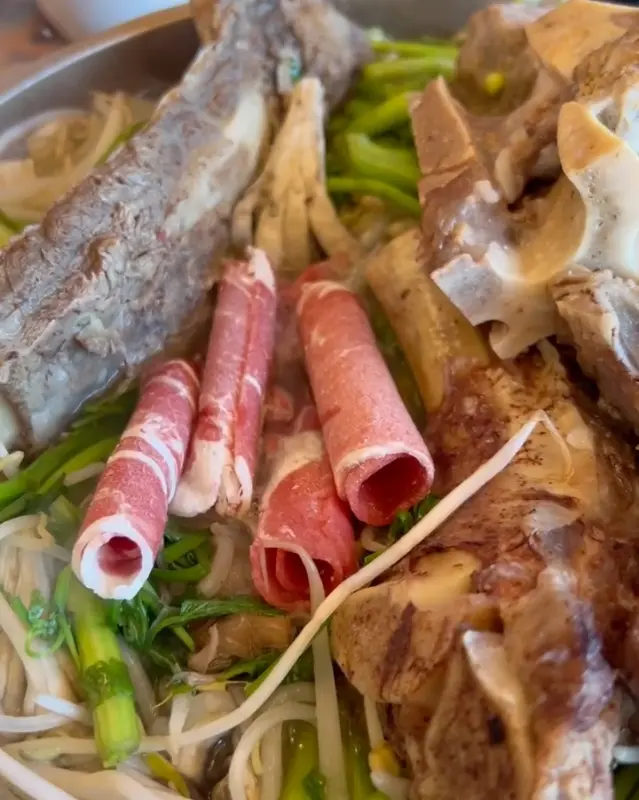 뼈베레스트 소갈비 전골 근접샷