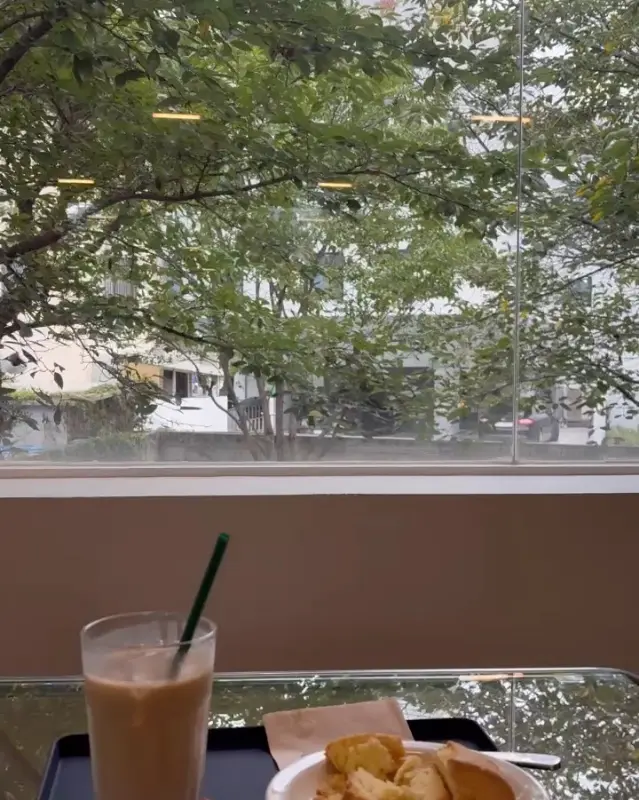 창밖 풍경과 음료