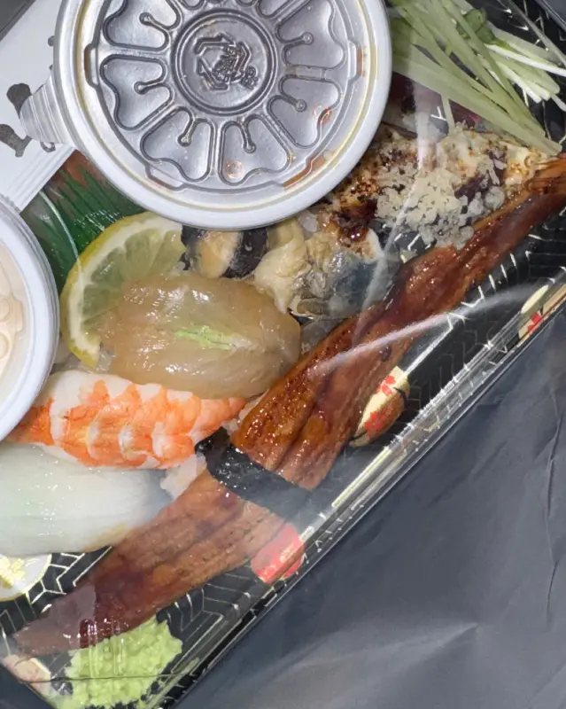 깔끔하게 포장된 봉스시의 초밥