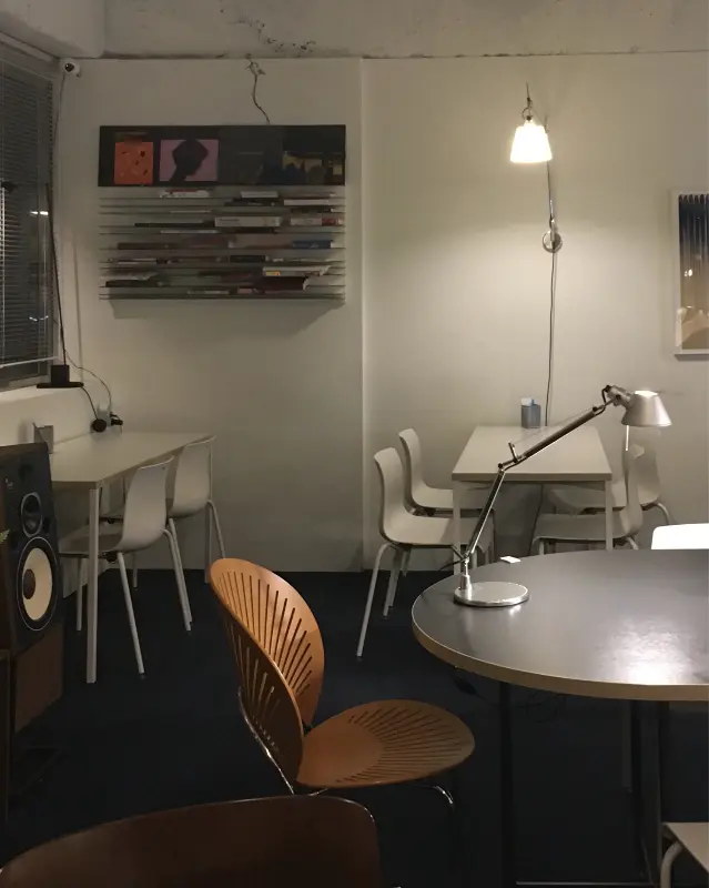 카페 내부의 테이블과 의자, 조명