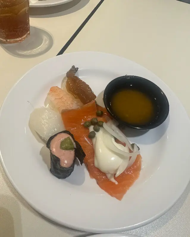 다양한 초밥이 담긴 접시