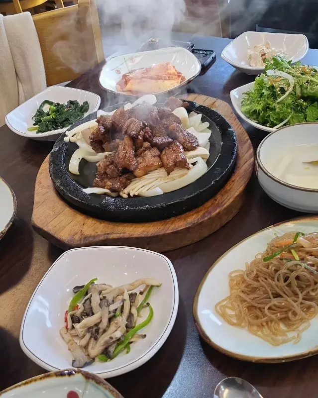 다양한 반찬과 석갈비가 함께 차려진 식탁