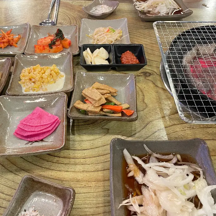 식탁에 차려진 다양한 밑반찬들