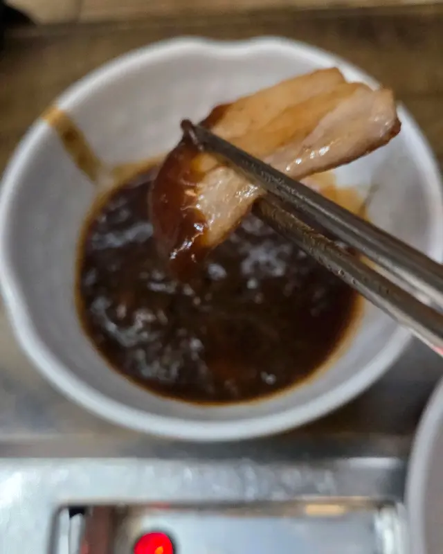짜장 소스에 찍은 삼겹살