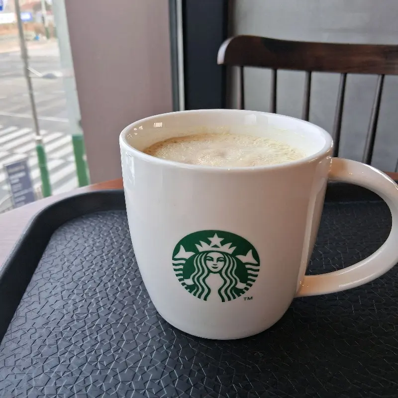 머그잔에 담긴 따뜻한 라떼