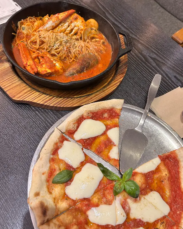 따뜻한 햇살이 들어오는 바이트미피자 내부