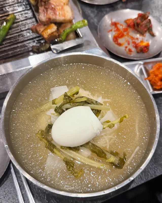 혼저 흑돼지의 깔끔한 테이블 세팅