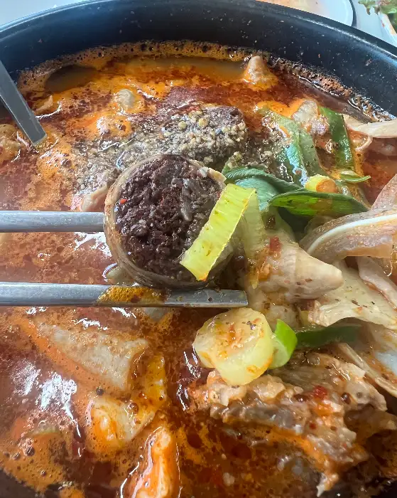 국물에 풍덩 빠진 순대 한 조각