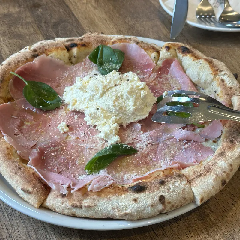 마르게리따 피자에 부라타 치즈 추가