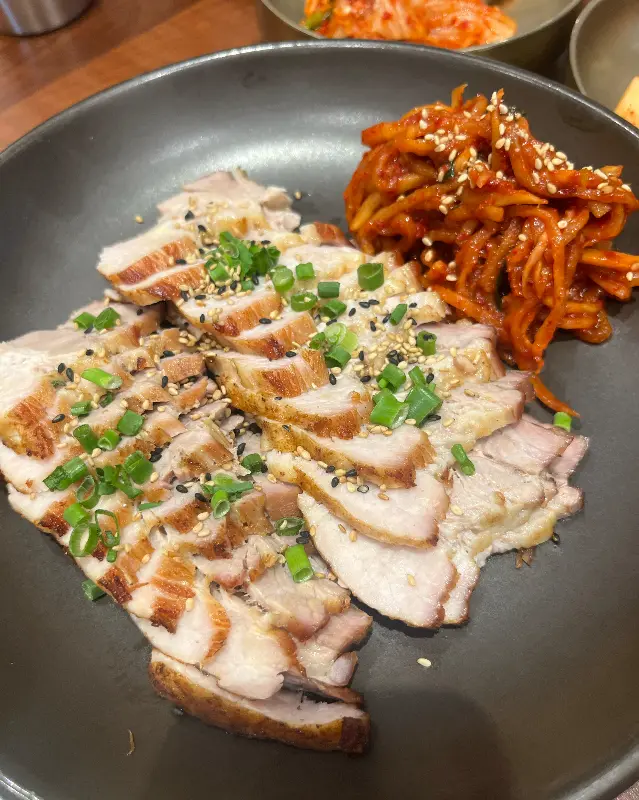 윤기가 흐르는 수육보쌈