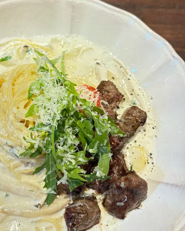 스테이크와 크림 파스타의 조화