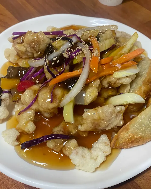 신선한 채소가 곁들여진 탕수육