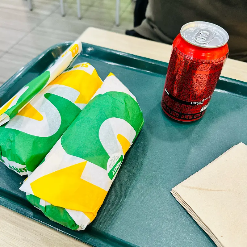 포장된 샌드위치와 음료