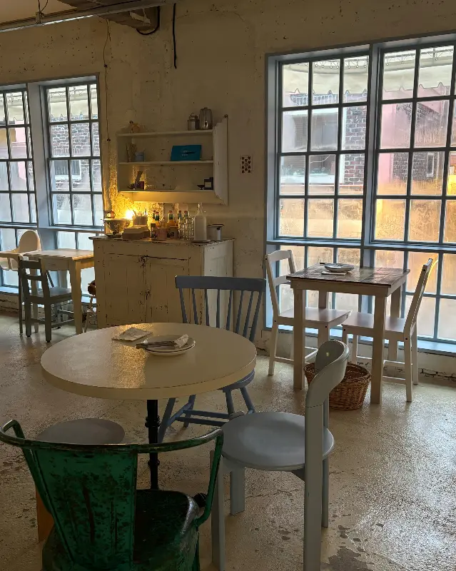 러프앤도우의 넓은 창과 테이블