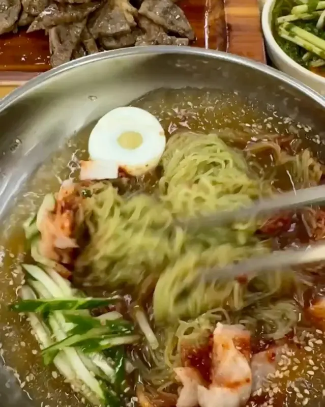 냉면을 먹기 좋게 자르는 모습