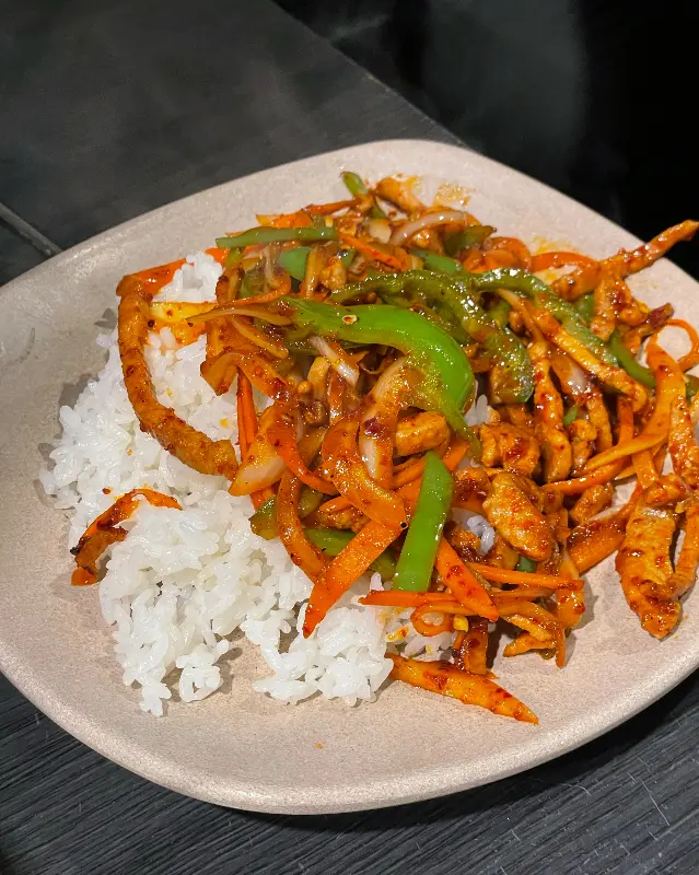 매콤한 양념과 밥의 조화가 일품인 메뉴