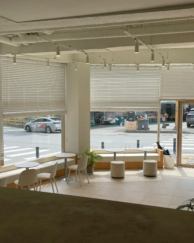 아이스크림이 얹어진 흑임자 케이크