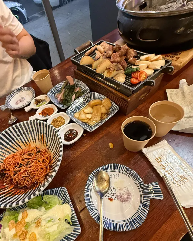 깔끔하고 정돈된 테이블 세팅