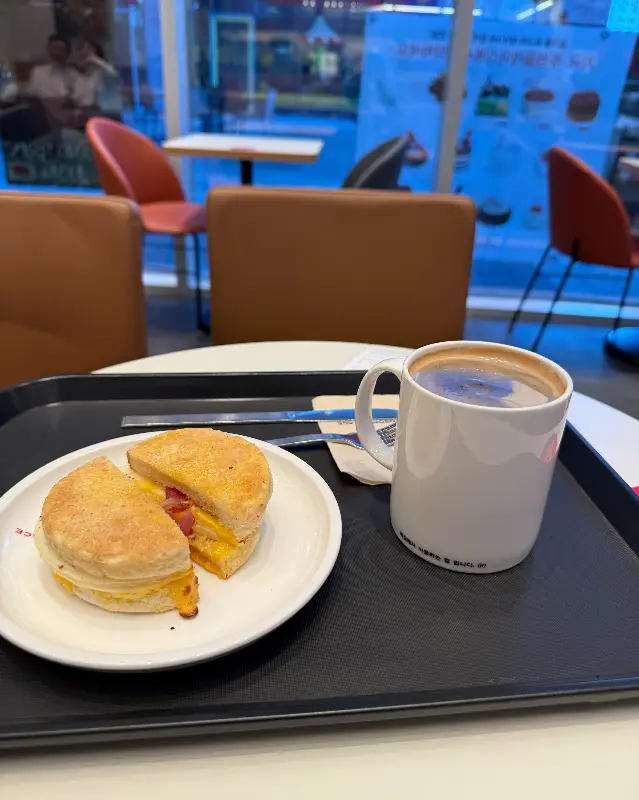 투썸플레이스 샌드위치와 커피