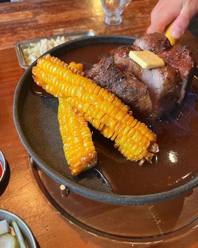 압도적인 비주얼의 1kg 스테이크 한상