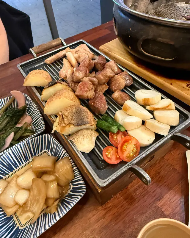 다양한 곁들임 채소와 잘 구워진 고기