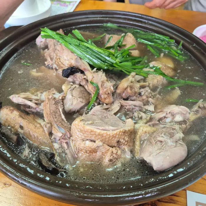 오리능이백숙 모습