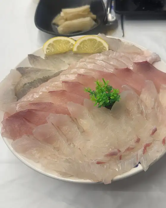 가지런히 썰린 회