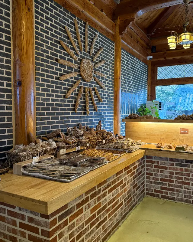 다양한 빵들이 진열된 모습