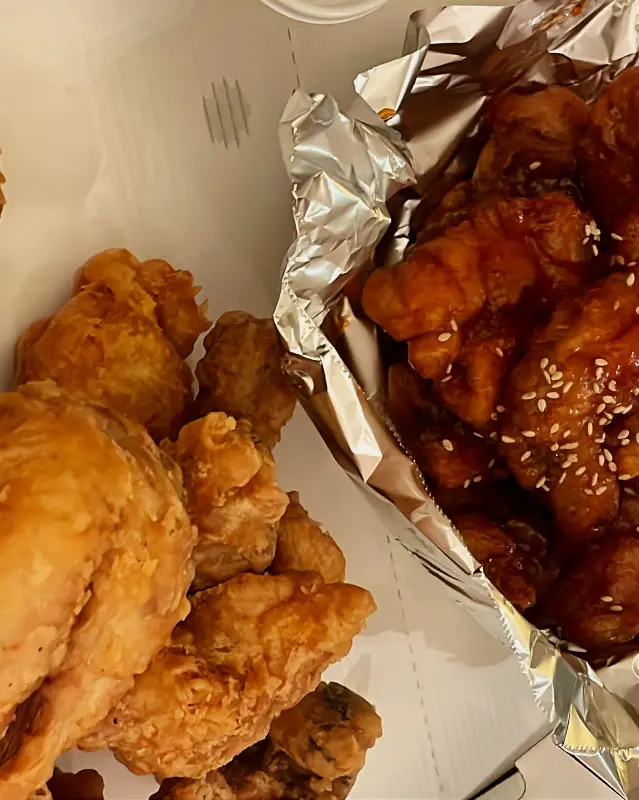 후라이드 치킨과 양념 치킨이 함께 담겨 있는 모습